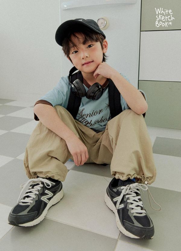 撞色滾邊藝術字母短袖上衣 韓國童裝,男童夏裝,中性童裝,童裝推薦,2026夏季童裝,男童穿搭,韓系童裝,中性穿搭,韓國代購