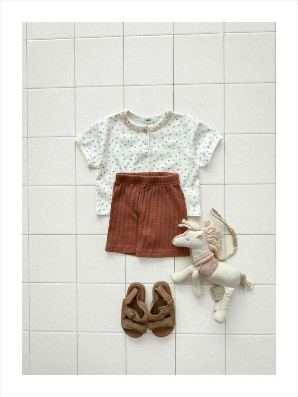 緹花休閒短褲 韓國童裝,男童夏裝,中性童裝,童裝推薦,2026夏季童裝,男童穿搭,韓系童裝,中性穿搭,韓國代購