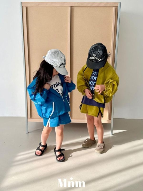 品牌經典刺繡調節繩平板帽 韓國童裝,男童夏裝,中性童裝,童裝推薦,2026夏季童裝,男童穿搭,韓系童裝,中性穿搭,韓國代購