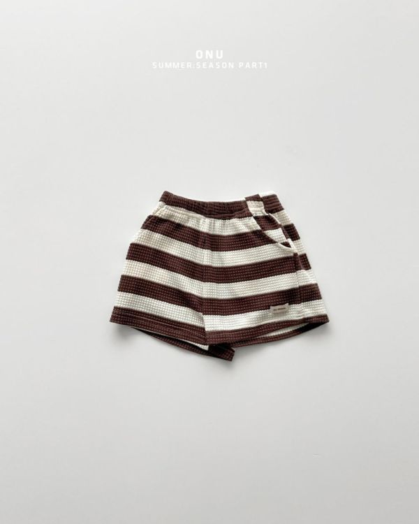 條紋鬆餅格休閒短褲 韓國童裝,男童夏裝,中性童裝,童裝推薦,2026夏季童裝,男童穿搭,韓系童裝,中性穿搭,韓國代購