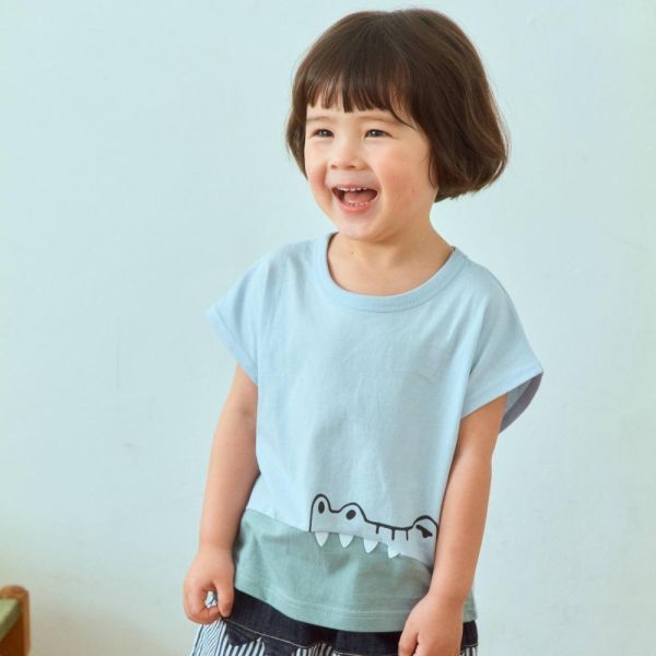 浮在水面的鱷魚短袖上衣 韓國童裝,男童夏裝,中性童裝,童裝推薦,2026夏季童裝,男童穿搭,韓系童裝,中性穿搭,韓國代購