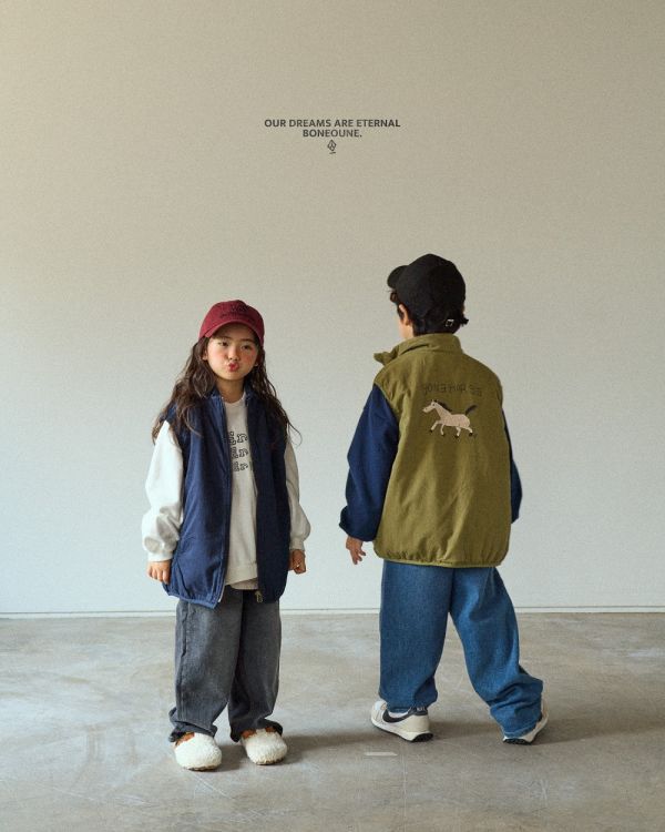 復古刷白牛仔寬褲 韓國童裝,男童秋裝,中性童裝,韓系童裝推薦,2025秋季童裝,韓國男童新款,中性風男童穿搭,秋季男童服飾推薦,小男友穿搭
