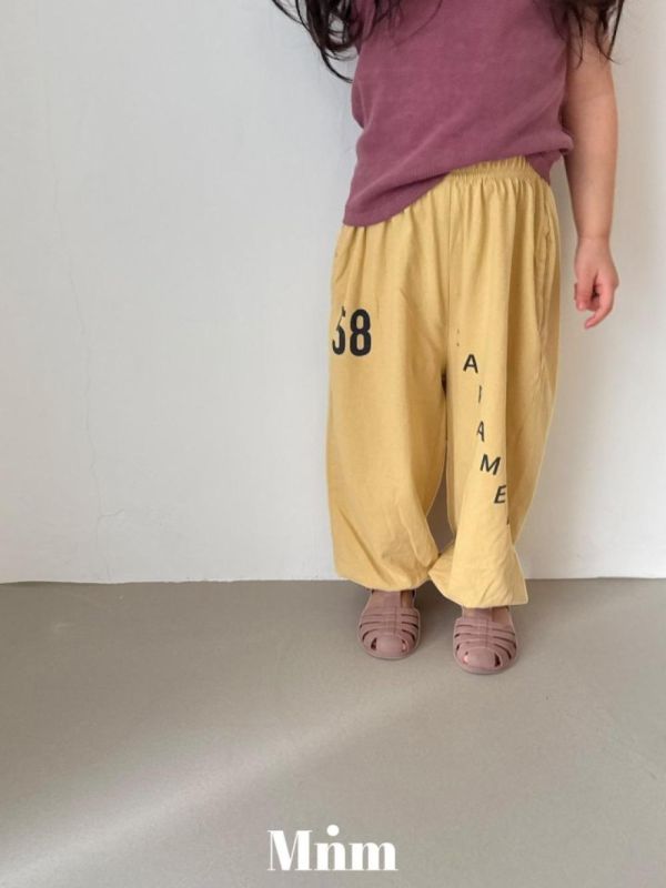 字母縮口運動長褲 韓國童裝,男童夏裝,中性童裝,童裝推薦,2026夏季童裝,男童穿搭,韓系童裝,中性穿搭,韓國代購