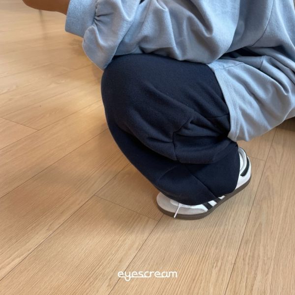 抓摺縮口運動長褲 韓國童裝,男童秋裝,中性童裝,韓系童裝推薦,2025秋季童裝,韓國男童新款,中性風男童穿搭,秋季男童服飾推薦,小男友穿搭