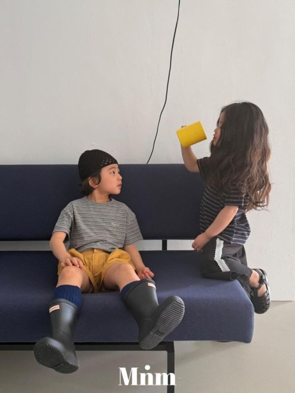 基礎條紋短袖上衣 韓國童裝,男童夏裝,中性童裝,童裝推薦,2026夏季童裝,男童穿搭,韓系童裝,中性穿搭,韓國代購