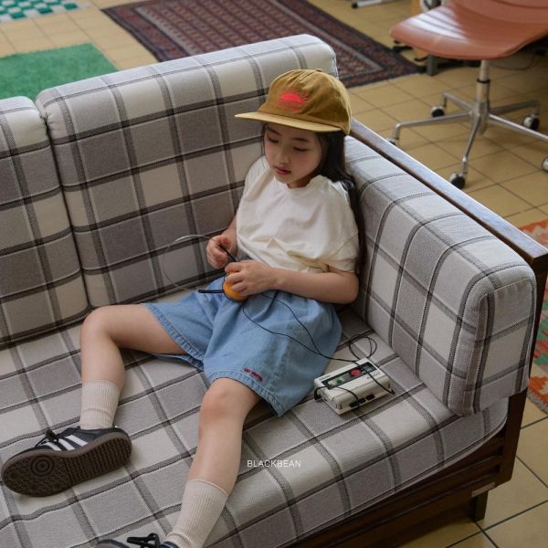 刺繡字母牛仔短褲 韓國童裝,男童夏裝,中性童裝,童裝推薦,2026夏季童裝,男童穿搭,韓系童裝,中性穿搭,韓國代購