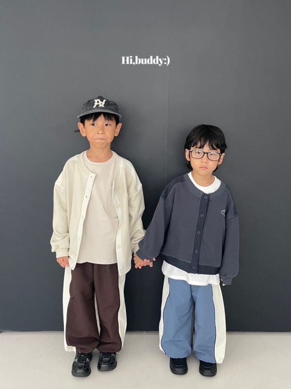LOGO排扣罩衫外套 韓國童裝,男童秋裝,中性童裝,韓系童裝推薦,2025秋季童裝,韓國男童新款,中性風男童穿搭,秋季男童服飾推薦,小男友穿搭