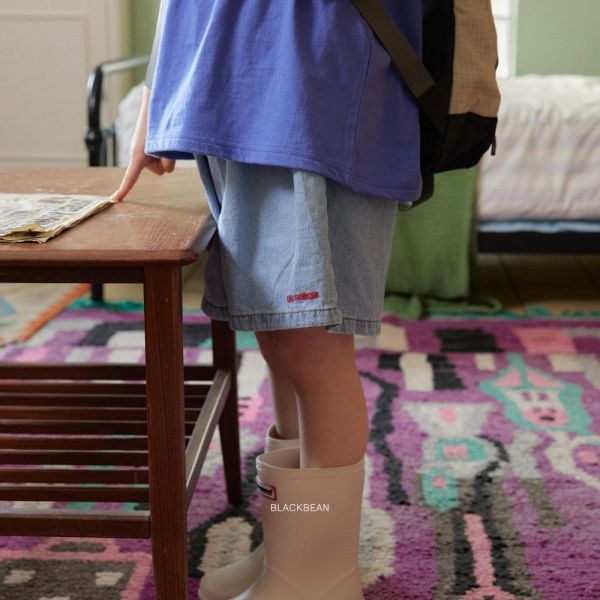 刺繡字母牛仔短褲 韓國童裝,男童夏裝,中性童裝,童裝推薦,2026夏季童裝,男童穿搭,韓系童裝,中性穿搭,韓國代購