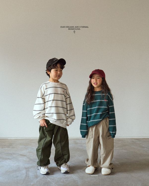 BN刺繡寬粉條紋長袖上衣 韓國童裝,男童秋裝,中性童裝,韓系童裝推薦,2025秋季童裝,韓國男童新款,中性風男童穿搭,秋季男童服飾推薦,小男友穿搭