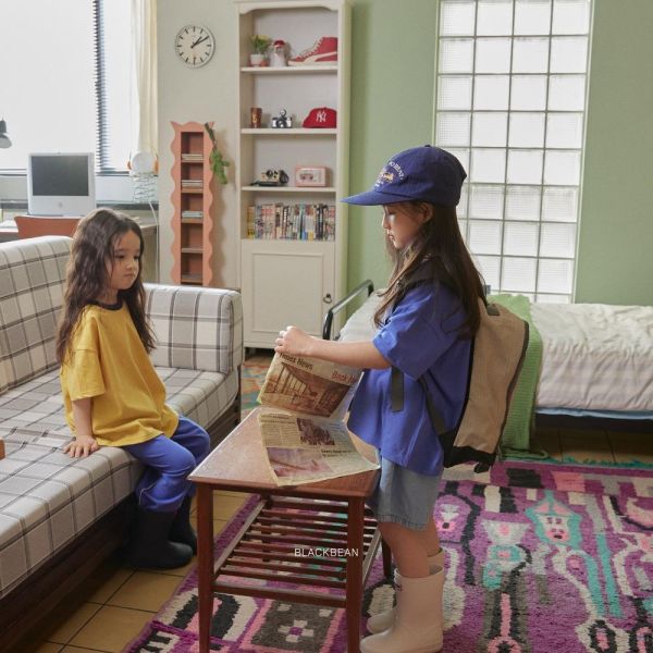 柯達風胸前字母短袖上衣 韓國童裝,男童夏裝,中性童裝,童裝推薦,2026夏季童裝,男童穿搭,韓系童裝,中性穿搭,韓國代購