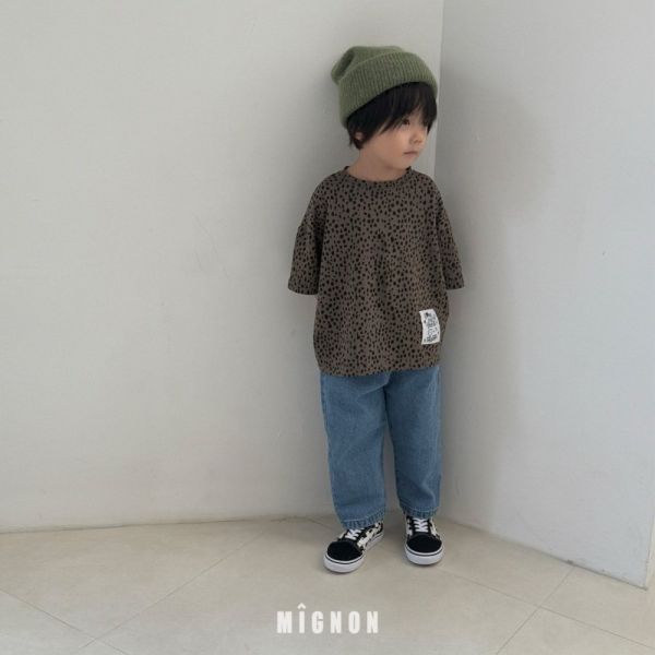 低調豹紋短袖上衣 韓國童裝,男童秋裝,中性童裝,韓系童裝推薦,2025秋季童裝,韓國男童新款,中性風男童穿搭,秋季男童服飾推薦,小男友穿搭