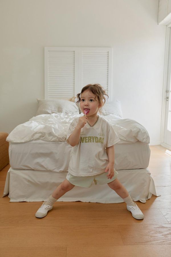 EVERYDAY織帶V領短袖上衣 韓國童裝,男童夏裝,中性童裝,童裝推薦,2026夏季童裝,男童穿搭,韓系童裝,中性穿搭,韓國代購