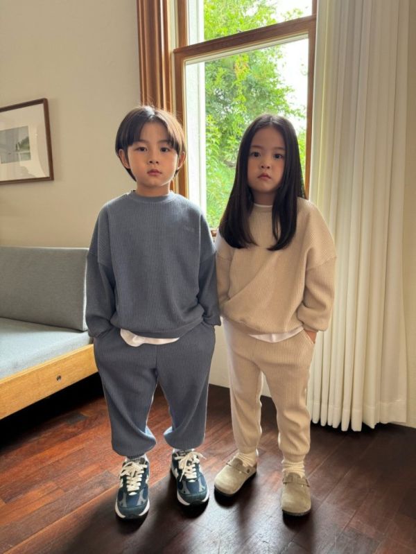 質感鬆餅格休閒套裝 韓國童裝,男童秋裝,中性童裝,韓系童裝推薦,2025秋季童裝,韓國男童新款,中性風男童穿搭,秋季男童服飾推薦,小男友穿搭