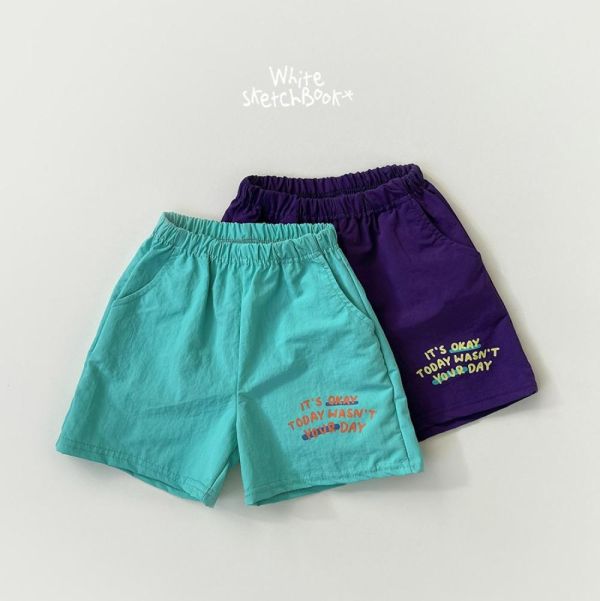 刷刷亮色字母休閒短褲 韓國童裝,男童夏裝,中性童裝,童裝推薦,2026夏季童裝,男童穿搭,韓系童裝,中性穿搭,韓國代購