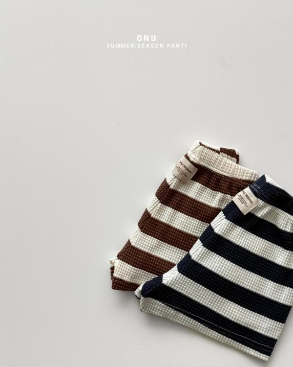 條紋鬆餅格休閒短褲 韓國童裝,男童夏裝,中性童裝,童裝推薦,2026夏季童裝,男童穿搭,韓系童裝,中性穿搭,韓國代購