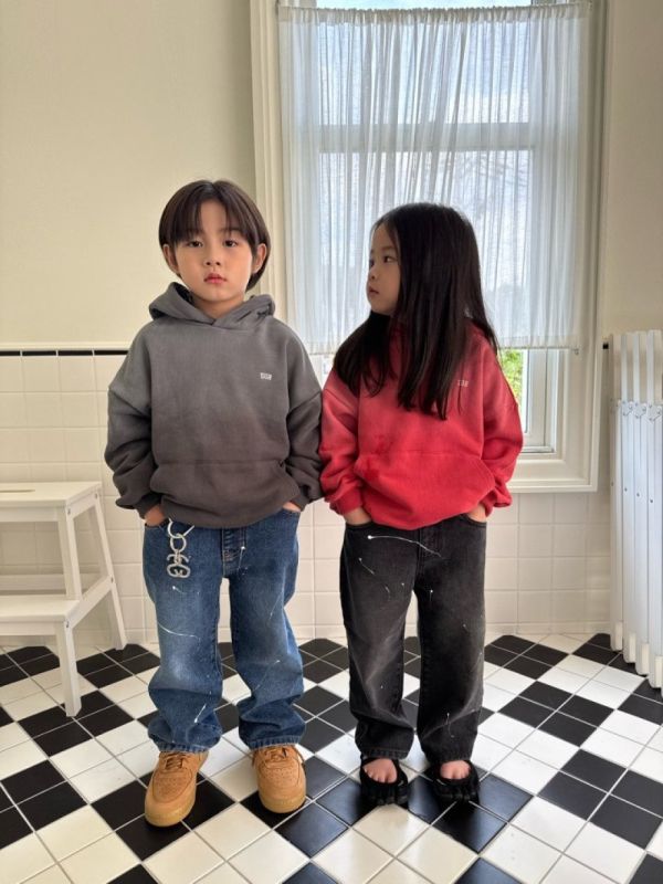 藝術潑墨感牛仔長褲 韓國童裝,男童秋裝,中性童裝,韓系童裝推薦,2025秋季童裝,韓國男童新款,中性風男童穿搭,秋季男童服飾推薦,小男友穿搭