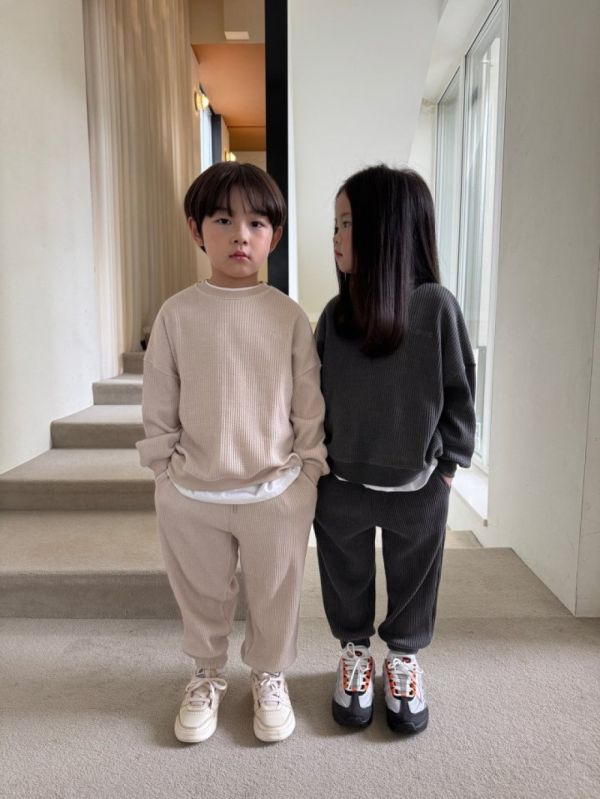 質感鬆餅格休閒套裝 韓國童裝,男童秋裝,中性童裝,韓系童裝推薦,2025秋季童裝,韓國男童新款,中性風男童穿搭,秋季男童服飾推薦,小男友穿搭