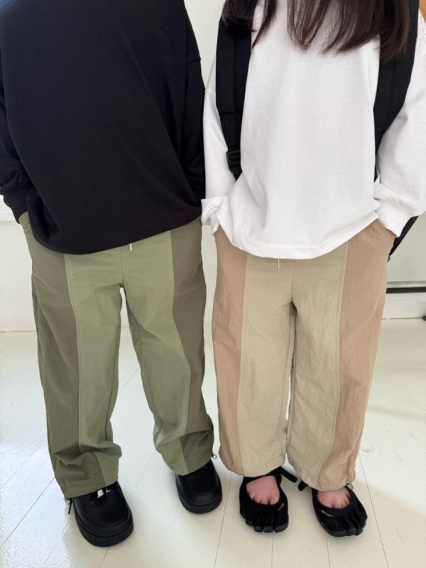 雙色沙沙可縮口運動長褲 韓國童裝,男童秋裝,中性童裝,韓系童裝推薦,2025秋季童裝,韓國男童新款,中性風男童穿搭,秋季男童服飾推薦,小男友穿搭