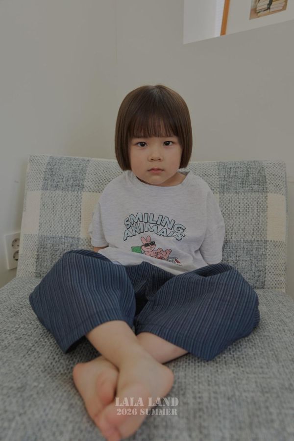 自然感線條休閒長褲 韓國童裝,男童夏裝,中性童裝,童裝推薦,2026夏季童裝,男童穿搭,韓系童裝,中性穿搭,韓國代購