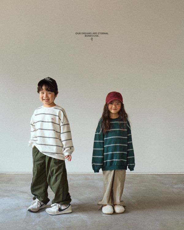 BN刺繡寬粉條紋長袖上衣 韓國童裝,男童秋裝,中性童裝,韓系童裝推薦,2025秋季童裝,韓國男童新款,中性風男童穿搭,秋季男童服飾推薦,小男友穿搭