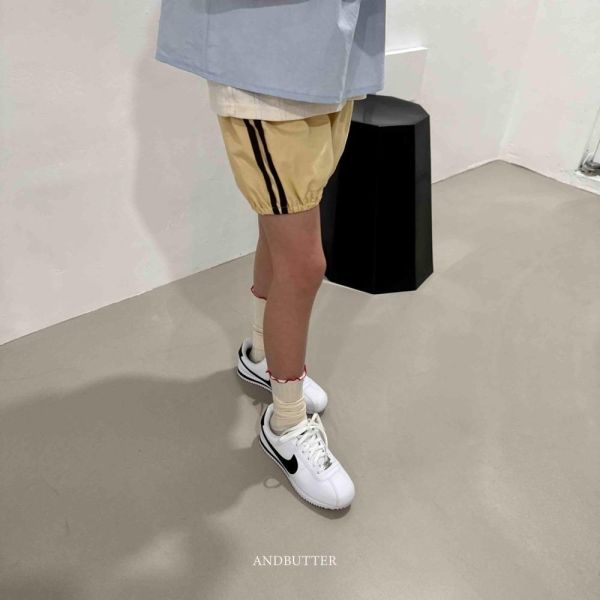 雙線織帶縮口運動短褲 韓國童裝,男童夏裝,中性童裝,童裝推薦,2026夏季童裝,男童穿搭,韓系童裝,中性穿搭,韓國代購