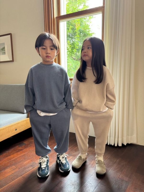 質感鬆餅格休閒套裝 韓國童裝,男童秋裝,中性童裝,韓系童裝推薦,2025秋季童裝,韓國男童新款,中性風男童穿搭,秋季男童服飾推薦,小男友穿搭