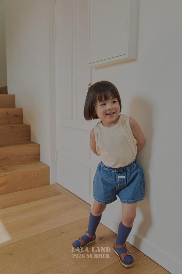 日常標籤牛仔短褲 韓國童裝,男童夏裝,中性童裝,童裝推薦,2026夏季童裝,男童穿搭,韓系童裝,中性穿搭,韓國代購