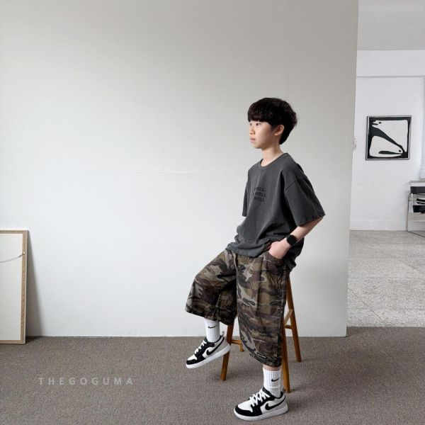 簡約字母短袖上衣 韓國童裝,男童夏裝,中性童裝,童裝推薦,2026夏季童裝,男童穿搭,韓系童裝,中性穿搭,韓國代購