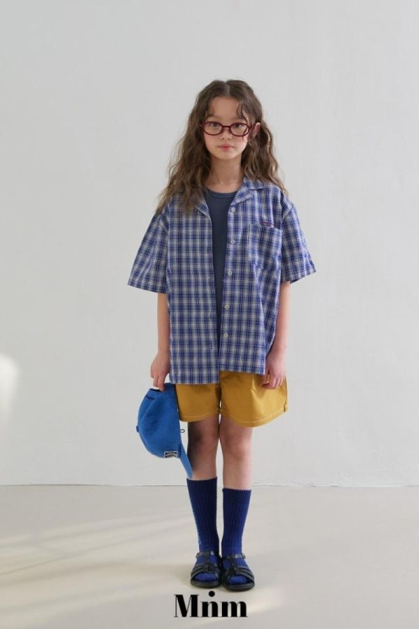 裝飾車線打摺休閒短褲 韓國童裝,男童夏裝,中性童裝,童裝推薦,2026夏季童裝,男童穿搭,韓系童裝,中性穿搭,韓國代購