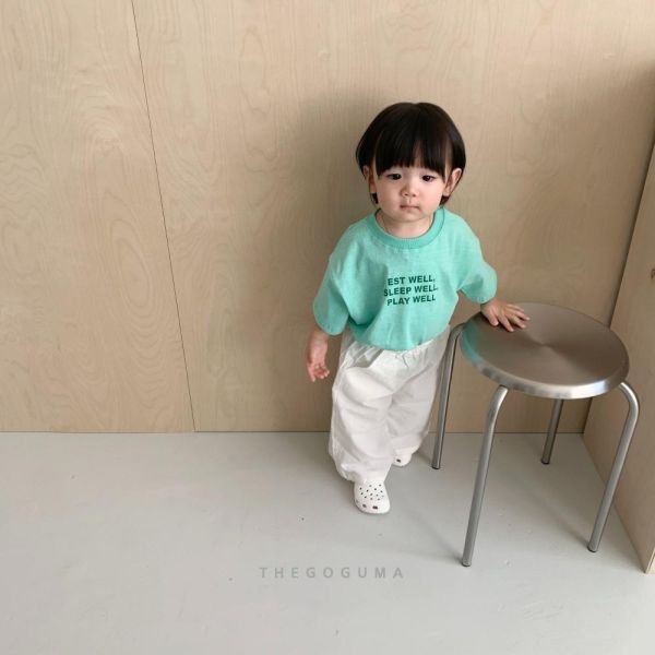 簡約字母短袖上衣 韓國童裝,男童夏裝,中性童裝,童裝推薦,2026夏季童裝,男童穿搭,韓系童裝,中性穿搭,韓國代購