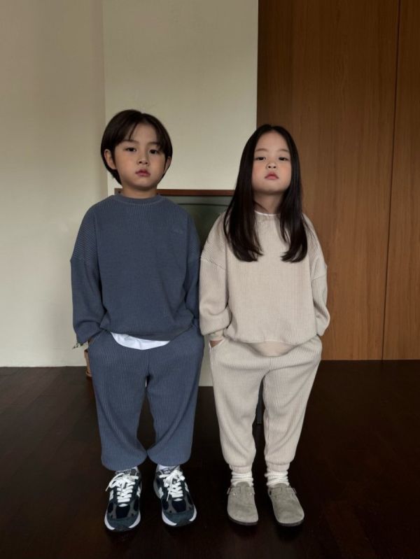 質感鬆餅格休閒套裝 韓國童裝,男童秋裝,中性童裝,韓系童裝推薦,2025秋季童裝,韓國男童新款,中性風男童穿搭,秋季男童服飾推薦,小男友穿搭
