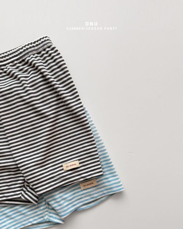 細肩帶條紋背心套裝 韓國童裝,男童夏裝,中性童裝,童裝推薦,2026夏季童裝,男童穿搭,韓系童裝,中性穿搭,韓國代購