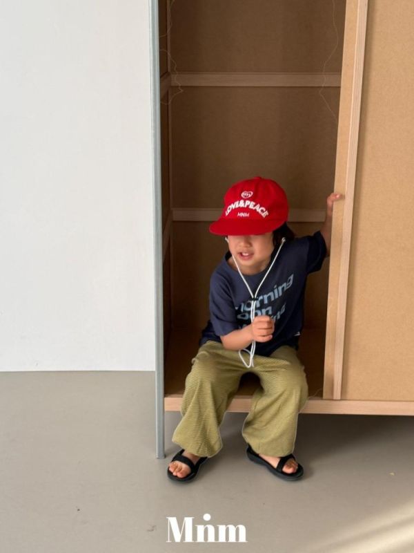 品牌經典刺繡調節繩平板帽 韓國童裝,男童夏裝,中性童裝,童裝推薦,2026夏季童裝,男童穿搭,韓系童裝,中性穿搭,韓國代購