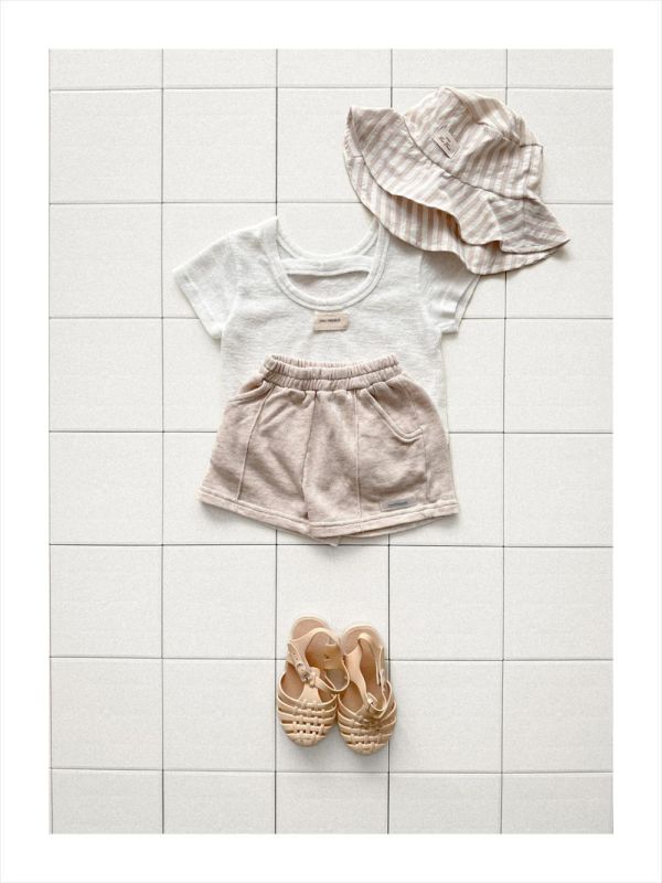 中線毛圈布運動短褲 韓國童裝,男童夏裝,中性童裝,童裝推薦,2026夏季童裝,男童穿搭,韓系童裝,中性穿搭,韓國代購