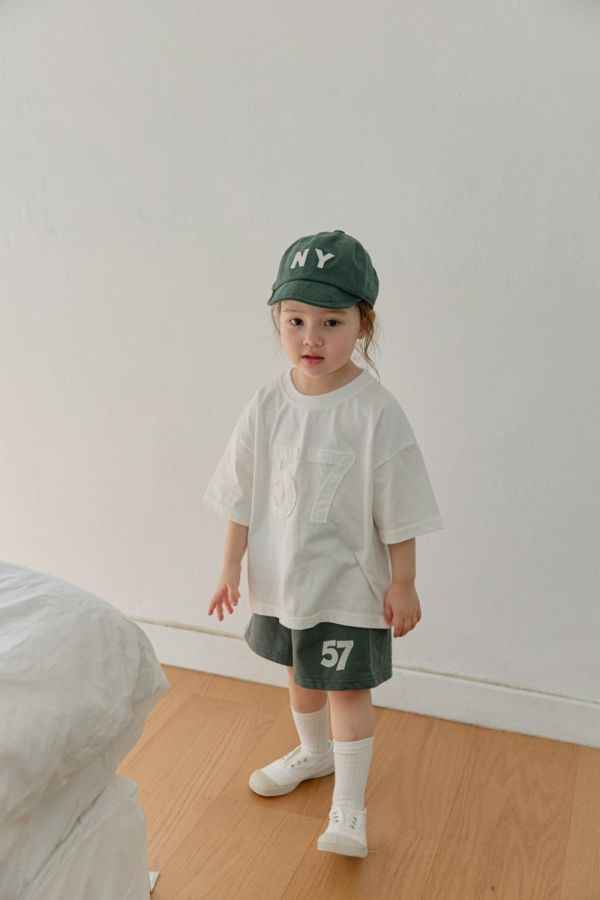 數字織帶滾邊運動短褲 韓國童裝,男童夏裝,中性童裝,童裝推薦,2026夏季童裝,男童穿搭,韓系童裝,中性穿搭,韓國代購