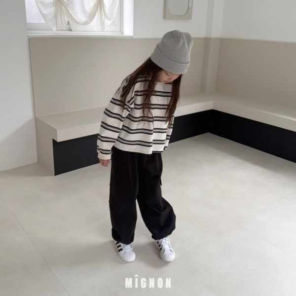 中短版條紋長袖上衣 韓國童裝,男童秋裝,中性童裝,韓系童裝推薦,2025秋季童裝,韓國男童新款,中性風男童穿搭,秋季男童服飾推薦,小男友穿搭