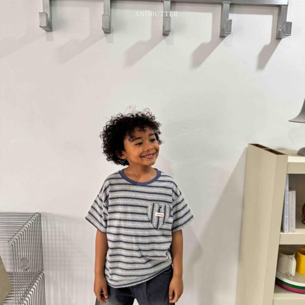 愛心口袋條紋短袖上衣 韓國童裝,男童夏裝,中性童裝,童裝推薦,2026夏季童裝,男童穿搭,韓系童裝,中性穿搭,韓國代購