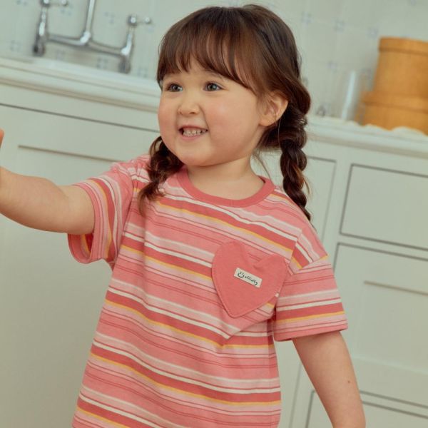 愛心口袋條紋短袖上衣 韓國童裝,男童夏裝,中性童裝,童裝推薦,2026夏季童裝,男童穿搭,韓系童裝,中性穿搭,韓國代購