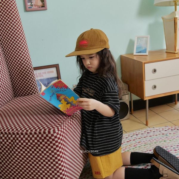 字母條紋短袖上衣 韓國童裝,男童夏裝,中性童裝,童裝推薦,2026夏季童裝,男童穿搭,韓系童裝,中性穿搭,韓國代購