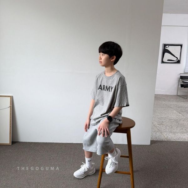 側打摺口袋百慕達短褲 韓國童裝,男童夏裝,中性童裝,童裝推薦,2026夏季童裝,男童穿搭,韓系童裝,中性穿搭,韓國代購