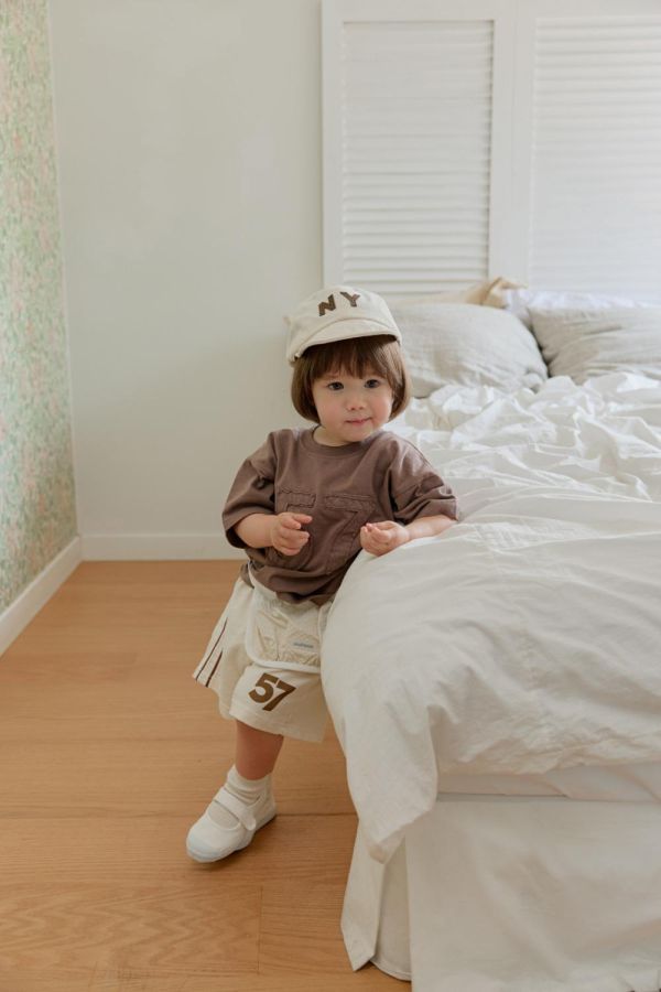 補丁57短袖上衣 韓國童裝,男童夏裝,中性童裝,童裝推薦,2026夏季童裝,男童穿搭,韓系童裝,中性穿搭,韓國代購