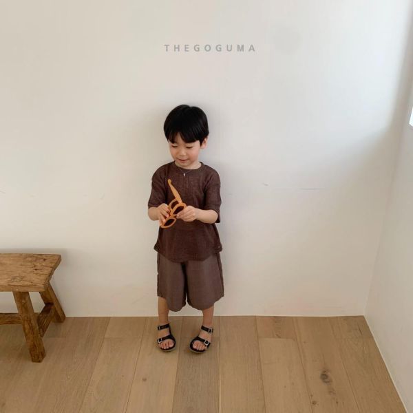 小標針織短袖上衣 韓國童裝,男童夏裝,中性童裝,童裝推薦,2026夏季童裝,男童穿搭,韓系童裝,中性穿搭,韓國代購