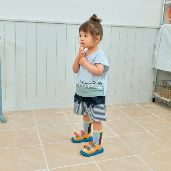 浮在水面的鱷魚短袖上衣 韓國童裝,男童夏裝,中性童裝,童裝推薦,2026夏季童裝,男童穿搭,韓系童裝,中性穿搭,韓國代購