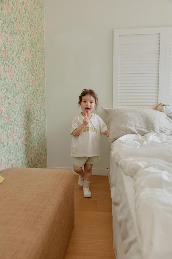 EVERYDAY織帶V領短袖上衣 韓國童裝,男童夏裝,中性童裝,童裝推薦,2026夏季童裝,男童穿搭,韓系童裝,中性穿搭,韓國代購