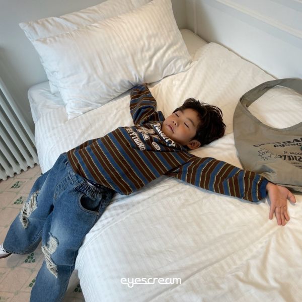 美式風格42條紋長袖上衣-親子款 韓國童裝,男童秋裝,中性童裝,韓系童裝推薦,2025秋季童裝,韓國男童新款,中性風男童穿搭,秋季男童服飾推薦,小男友穿搭