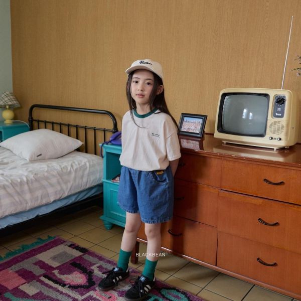 小黃標籤牛仔短褲 韓國童裝,男童夏裝,中性童裝,童裝推薦,2026夏季童裝,男童穿搭,韓系童裝,中性穿搭,韓國代購