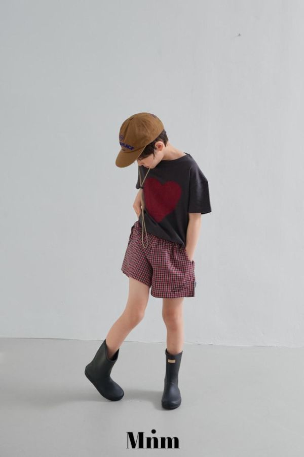 刺繡字母格紋休閒短褲 韓國童裝,男童夏裝,中性童裝,童裝推薦,2026夏季童裝,男童穿搭,韓系童裝,中性穿搭,韓國代購