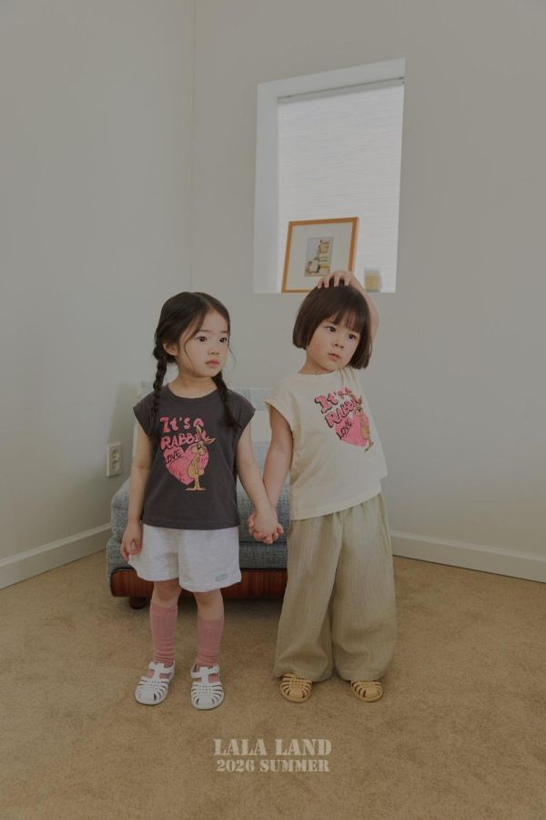 自然感線條休閒長褲 韓國童裝,男童夏裝,中性童裝,童裝推薦,2026夏季童裝,男童穿搭,韓系童裝,中性穿搭,韓國代購