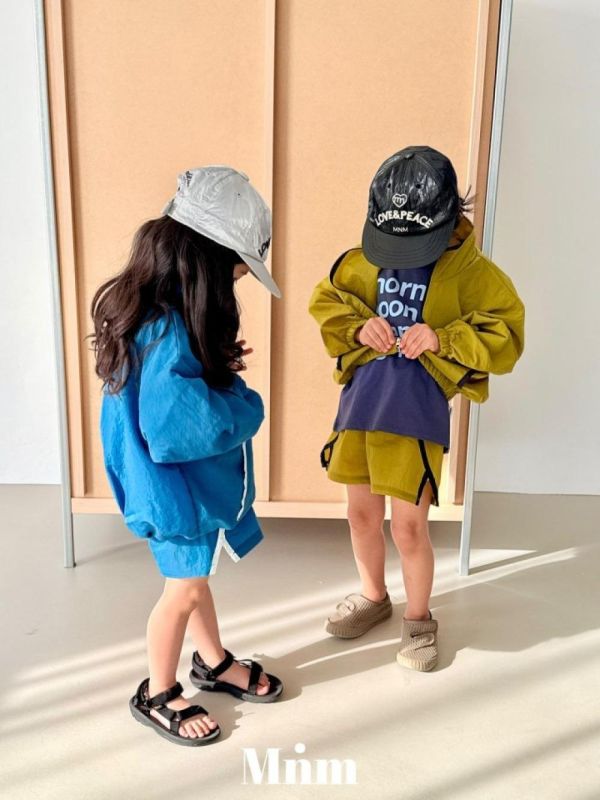滾邊拉鍊防風薄外套 韓國童裝,男童夏裝,中性童裝,童裝推薦,2026夏季童裝,男童穿搭,韓系童裝,中性穿搭,韓國代購