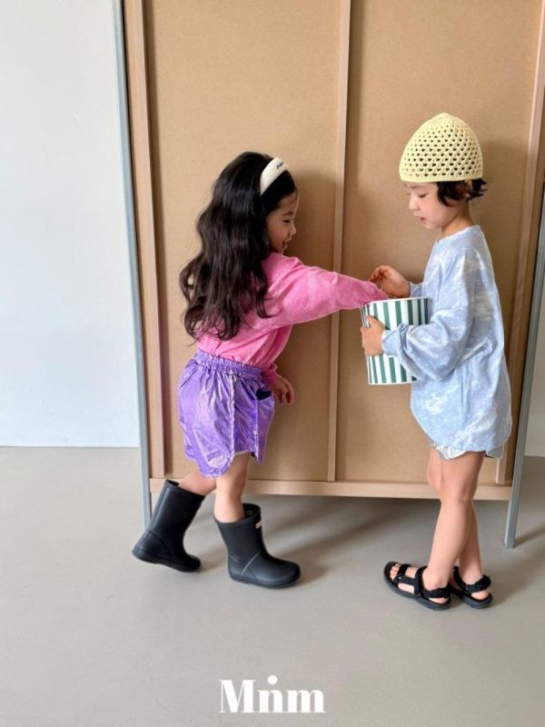 科技感金屬光澤短褲 韓國童裝,男童夏裝,中性童裝,童裝推薦,2026夏季童裝,男童穿搭,韓系童裝,中性穿搭,韓國代購